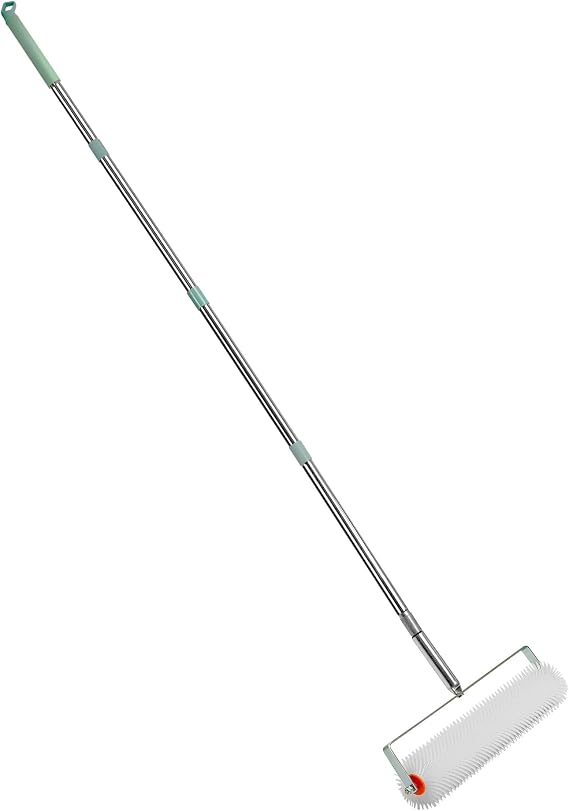 QWORK スパイクスクリーディングコンパウンドローラー 20インチ x 1インチ ラテックスフロア セルフレベリングスクリードスパイクローラー 気泡除去 滑らかレベル スクリード表面 30mmの釘/歯付き 5フィートの伸縮ロッド付き