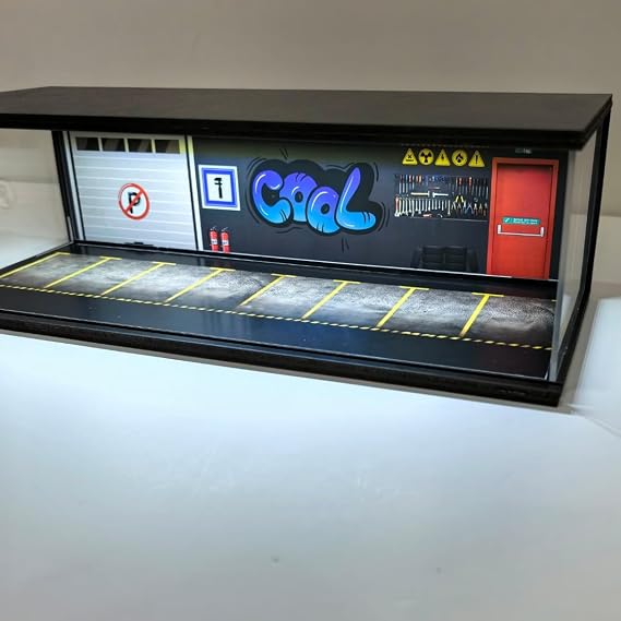 Diorama Garaj 1/64 Ölçek 8 Araçlık – LED Işıklı USB Çalışan Model Araba Sergileme Standı – Pleksi Kapaklı Dekoratif Vitrin