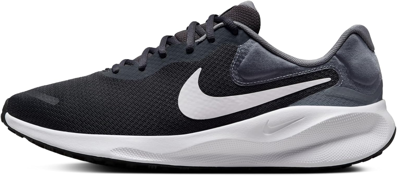 Nike Men's Revolution 7Sneaker