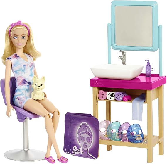 Barbie Wellness - Işıltı Dolu Spa Günü Oyun Seti, sarışın Barbie, 7 spa maskesi, lavabo, ayna, sandalyeyle birlikte 15'ten fazla aksesuar, 3-7 yaş arası çocuklar için HCM82
