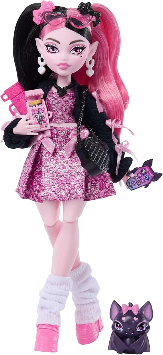 Monster High Bebek, Draculaura Pembe Fiyonklu Elbise ve Siyah Hırka Evcil Hayvan Yarasa Sayısı Muhteşem ve Ramen, Ruj ve Çanta Gibi 7 Aksesuar | Pembe Elbiseli Vampir ve Evcil Hayvan Sayısı Muhteşem Siyah Hırka ve Ramen, Ruj ve Çanta gibi 7 Aksesuar, JHK29
