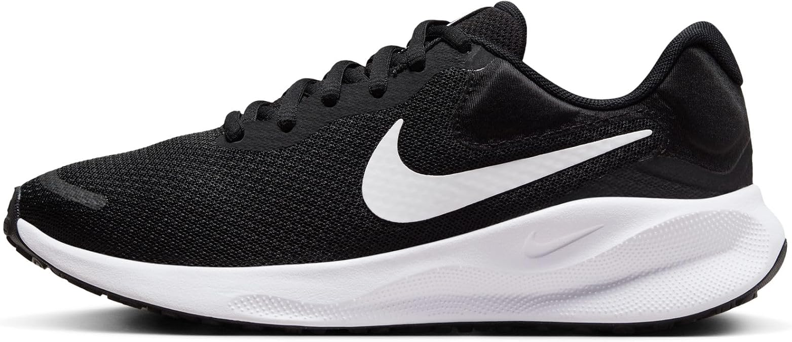 Nike Women's Revolution 7Sneaker