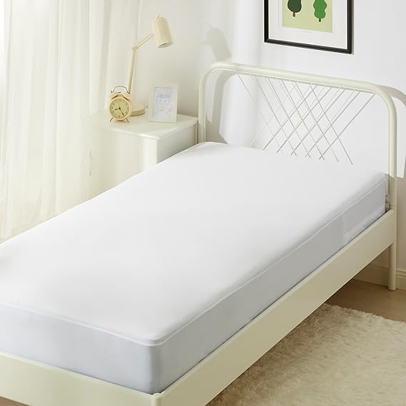 Amazon Basics Waterproof Mattress Protector Cover with Zip for 90 cm Beds – Anti Bed Bug and Mite Mattress Cover, 90 x 200 x 30 cm, White