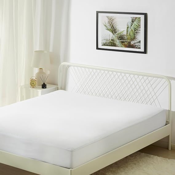 Amazon Basics Waterproof Mattress Protector Cover with Zip for 160 cm Beds – Bed Bug and Mites Mattress Cover, 63 x 200 x 30 cm, White