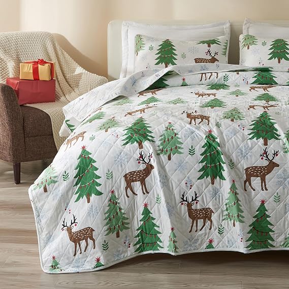 Great Bay Home 3-Piece Reversible Quilt Set with Shams. Microfiber Bedspread with Holiday Pattern. Holly Collection Holiday Quilt Set (Full/Queen)