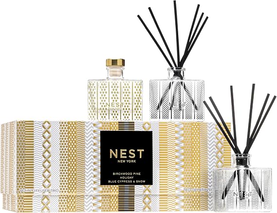 NEST New York Festive プチディフューザートリオ - 各1.3液量オンス - ホリデー、バーチウッドパイン、ブルーヒノキ&スノー付き - 最大90日間フレグランス - 天然リードスティック付き - 炎不使用