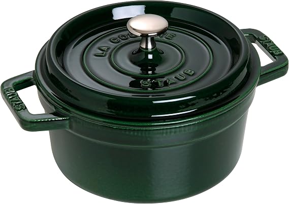 Staub 1102285 Cocotte / kızartma tenceresi, yuvarlak kapaklı 22 cm, 2.6 l, tencerenin içinde mat siyah emaye, dökümü demir, fesleğen yeşili, 22 cm