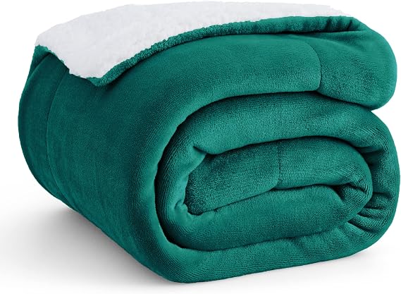 Bedsure Cuddly Blanket Fluffy Sofa Throw Green – Small Sofa Blanket Throw and Living Room Blanket Made of Soft Fleece and Warm Sherpa Fleece Blanket 130 x 150 cm